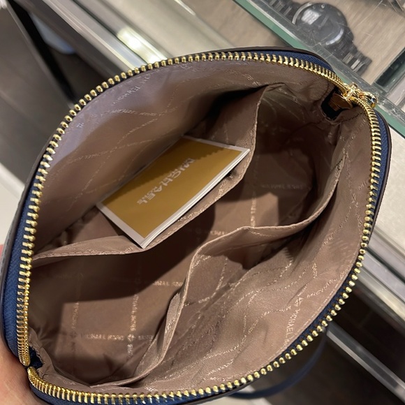 MICHAEL KORS
Jet Set Travel Medium Dome Crossbody Bag
Navy
NWT - Picture 9 of 16